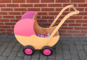 Houten poppenwagen Van Dijk Toys (nieuw € 100,00)